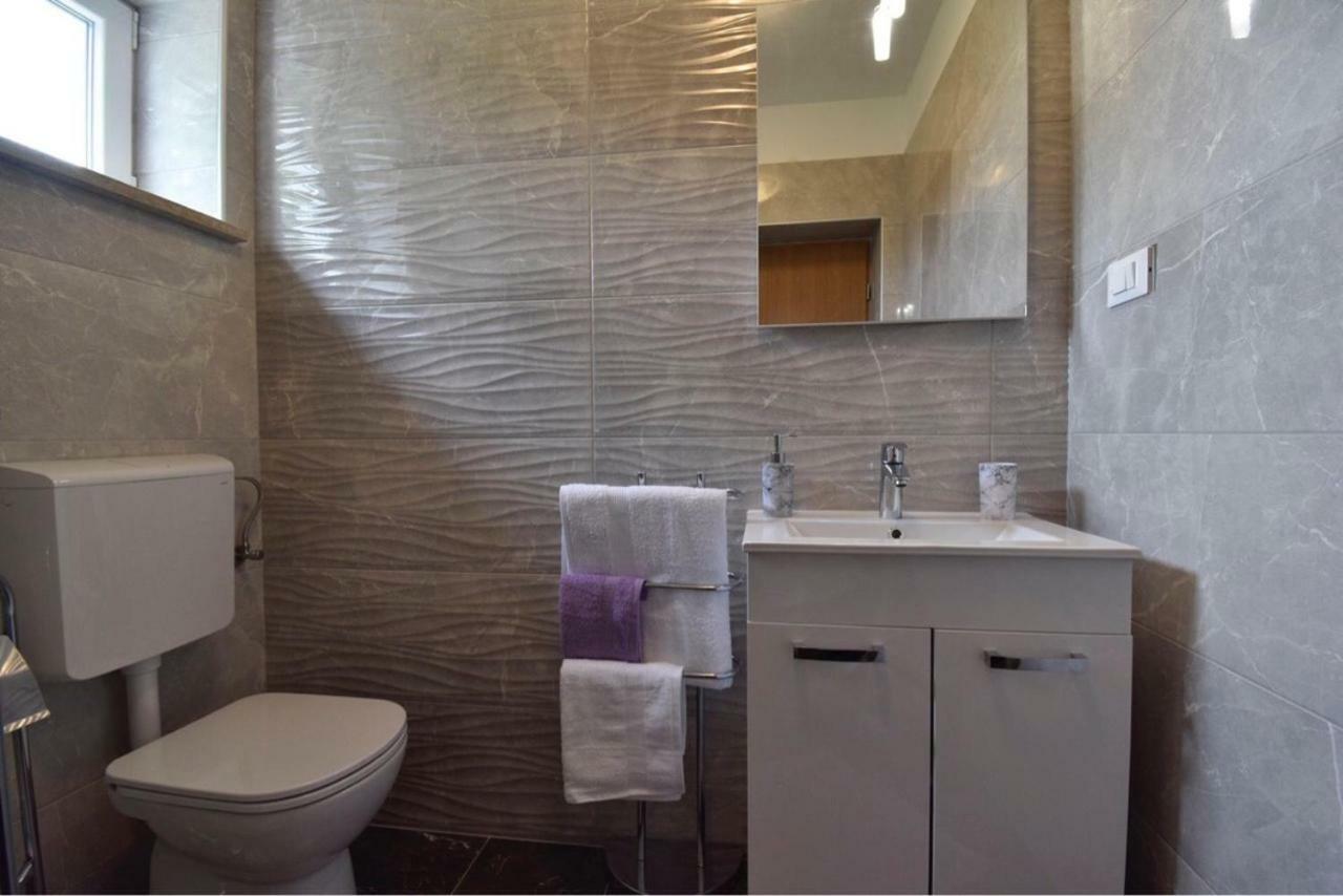 Kuca Legovic Villa Kastelir Bagian luar foto